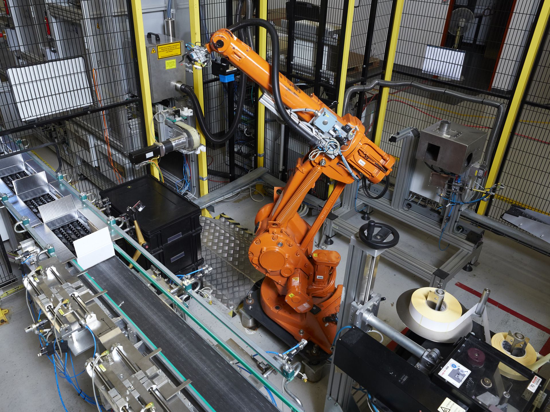 © @ Kapsch TrafficCom Ein Roboter an einer Produktionslinie für Bordgeräte