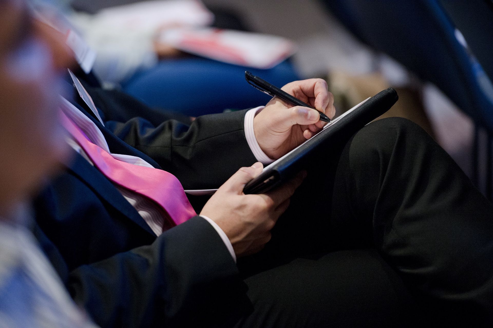 Ein Mann hält ein Tablet und einen Stift.