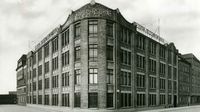 Schwarz-Weiß-Foto eines Gebäudes mit Fenstern und Fassade.
