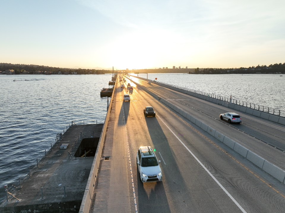 Eine Brücke mit Autos darauf.