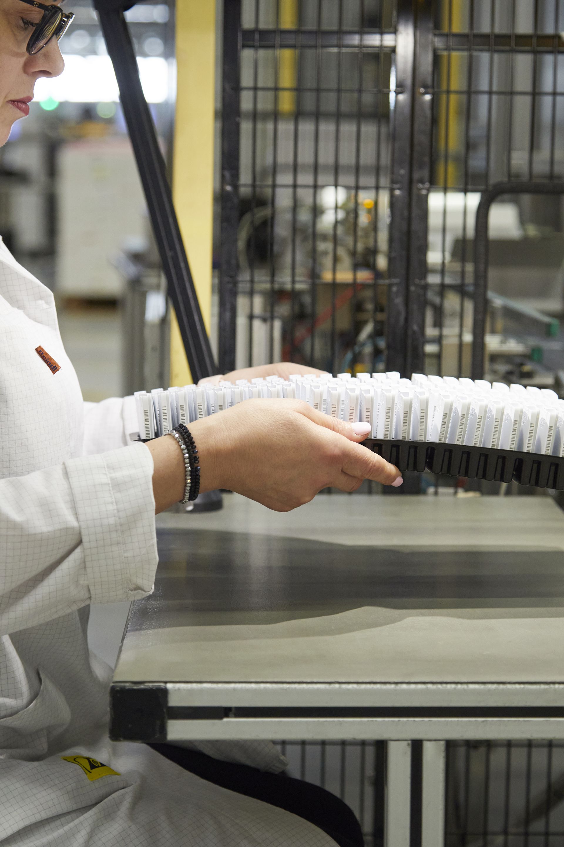 © @ Kapsch TrafficCom Eine Arbeiterin überwacht die Produktionsqualität