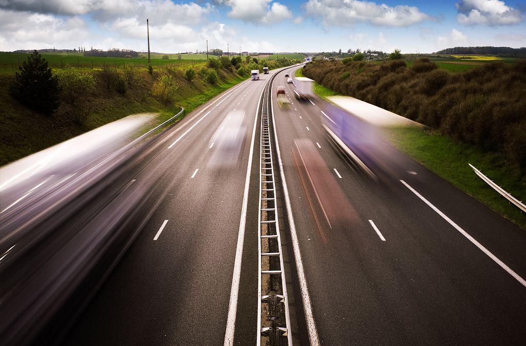 Autobahn mit Autos darauf