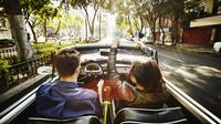 Mann und Frau in einem Cabriolet.
