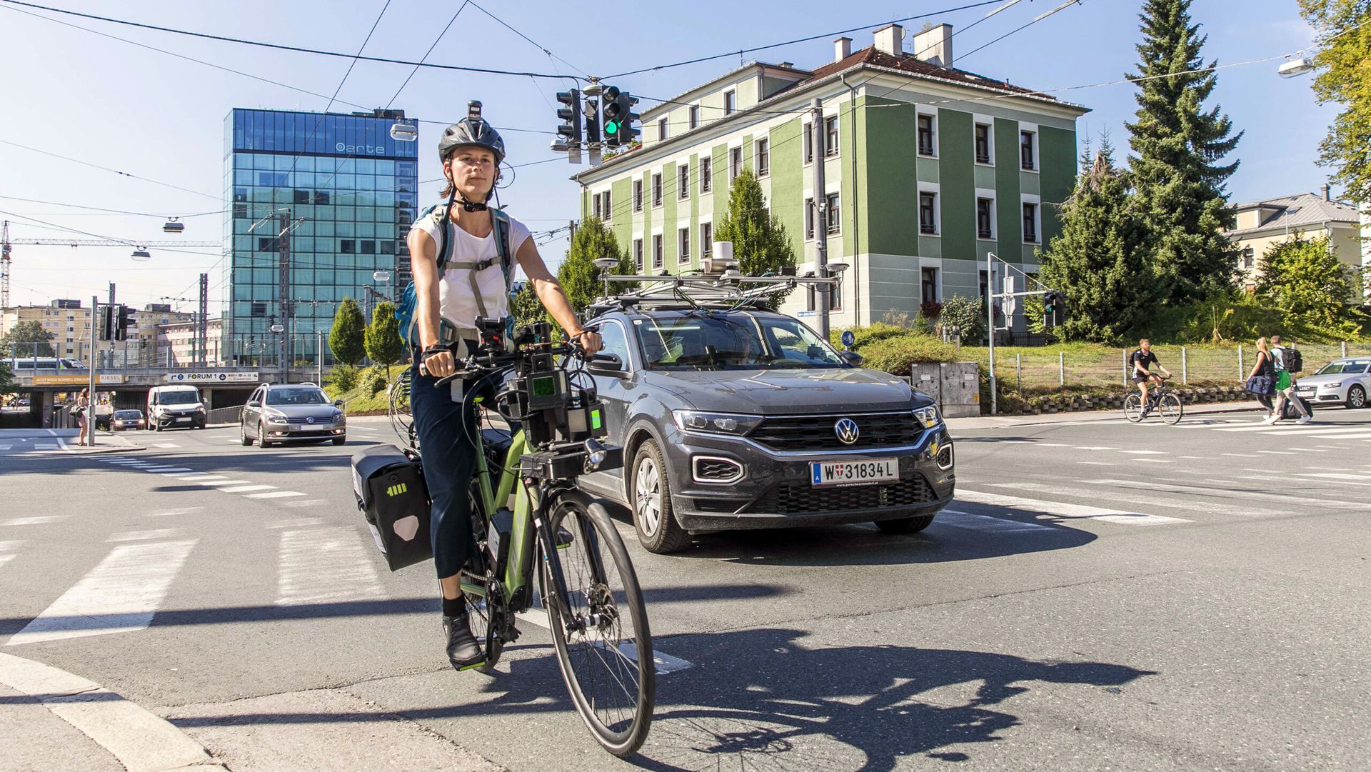 Eine Person fährt auf einem Fahrrad auf der Straße.