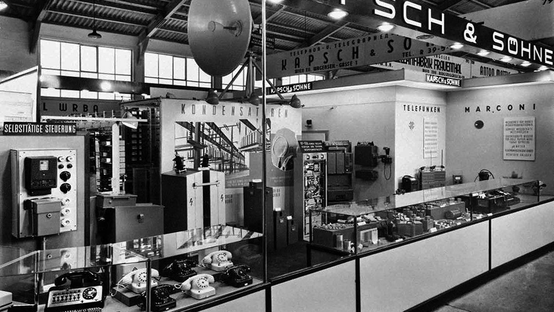 Cabina telefónica antigua en blanco y negro.