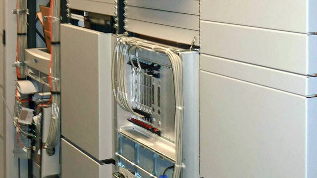 Primer plano de una máquina en un entorno interior, representando la innovación tecnológica de Kapsch.