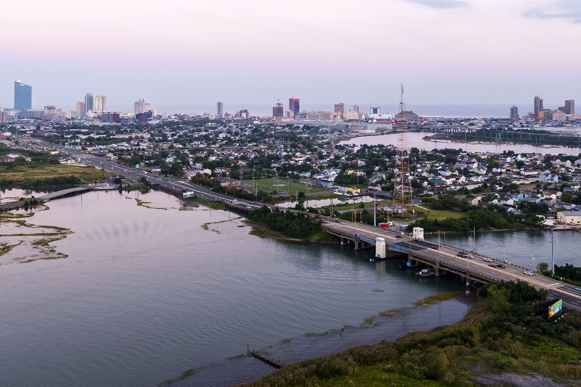 Brücke über ein Gewässer mit Stadt im Hintergrund