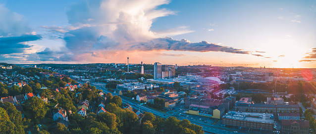 Stadtansicht mit Bäumen und Gebäuden bei Sonnenuntergang.