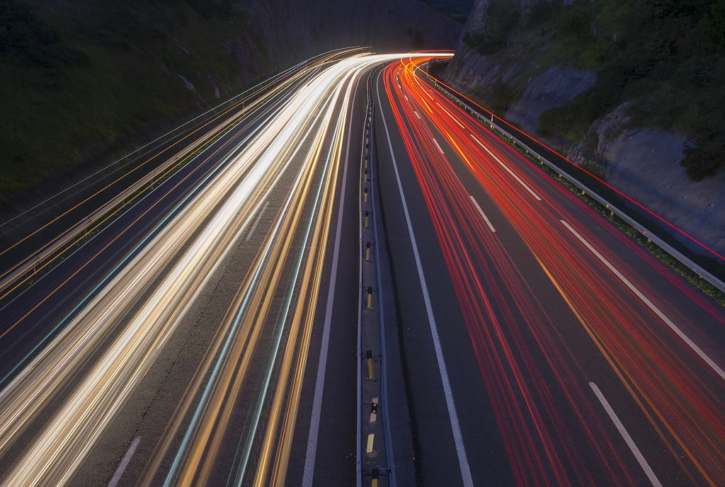 Autobahn mit Lichtspuren bei Nacht