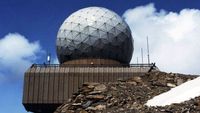 Una gran cúpula de observatorio sobre un edificio destacado en la historia de Kapsch.