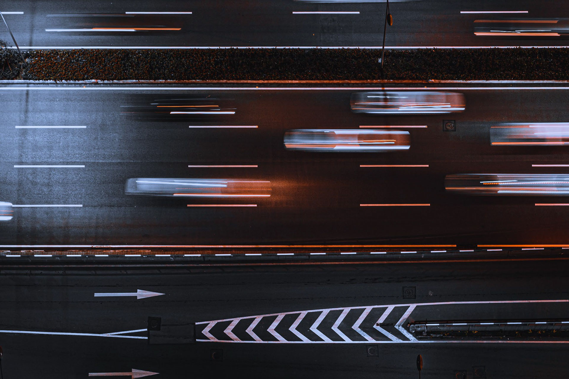 Eine Straße mit Autos darauf.