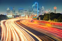 Stadtpanorama mit einer Autobahn im Vordergrund