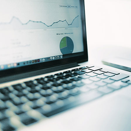 Ein Laptop mit einem Diagramm auf dem Bildschirm.