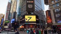 Eine Gruppe von Menschen geht auf der Straße am Times Square.