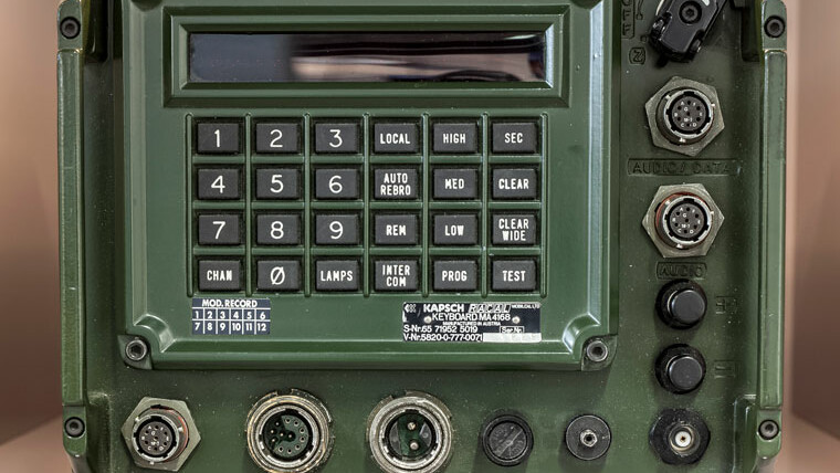 Primer plano de un panel de control electrónico relacionado con la historia de la innovación tecnológica de Kapsch.