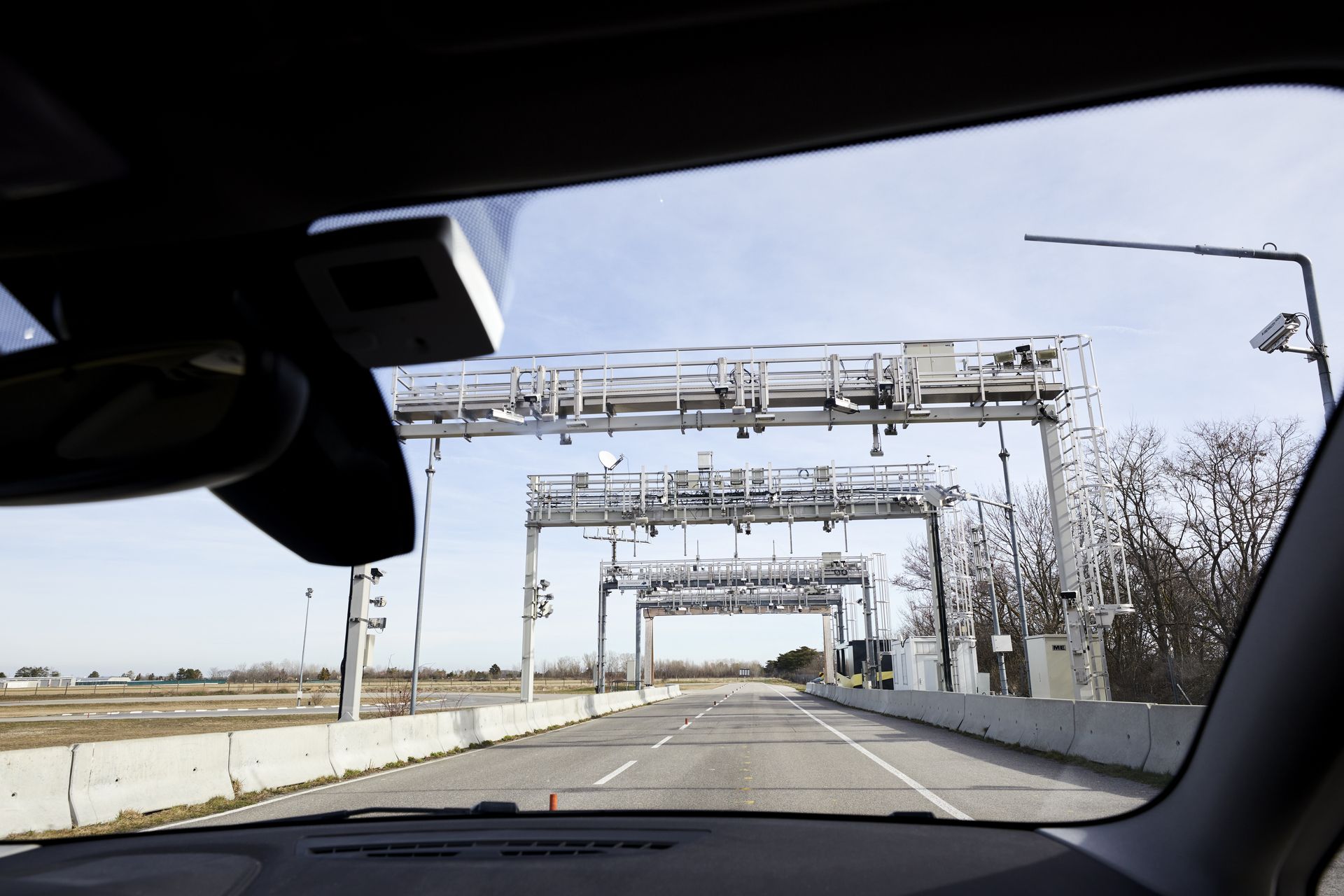 © @ Kapsch TrafficCom Ein Bordgerät für drahtlose Mautzahlungen im Fahrzeug montiert
