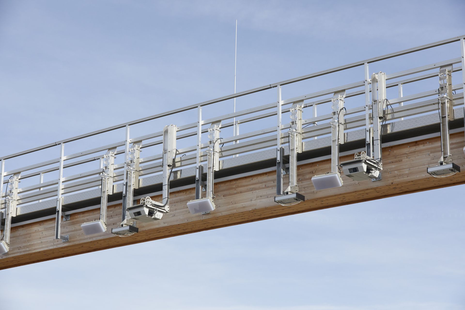 © @ Kapsch TrafficCom Seitenperspektive der Green Gantry mit montierter Hardware