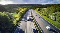 Autobahn mit fahrenden Autos.