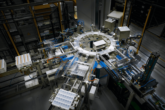 Máquina de ingeniería con múltiples componentes en un entorno industrial.