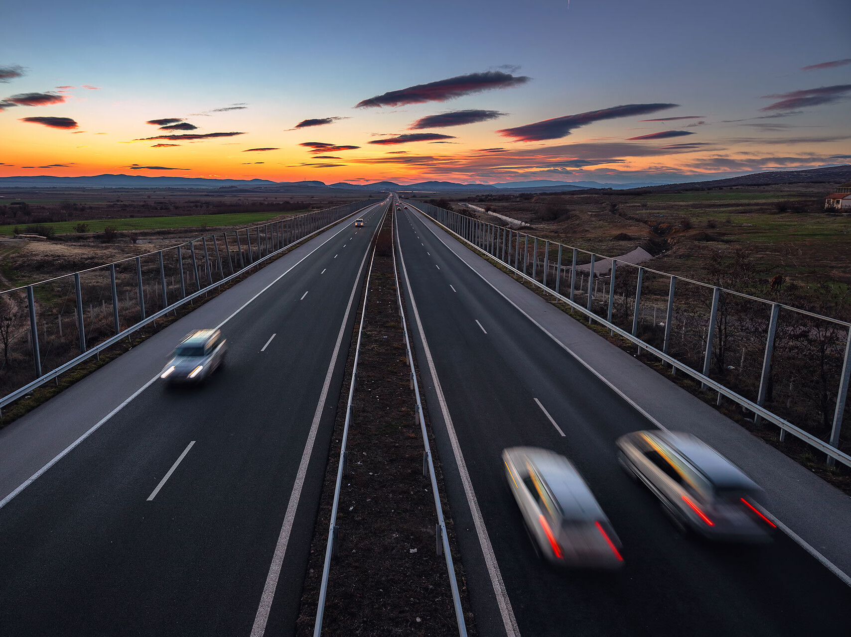 Zwei Straßen mit Autos darauf