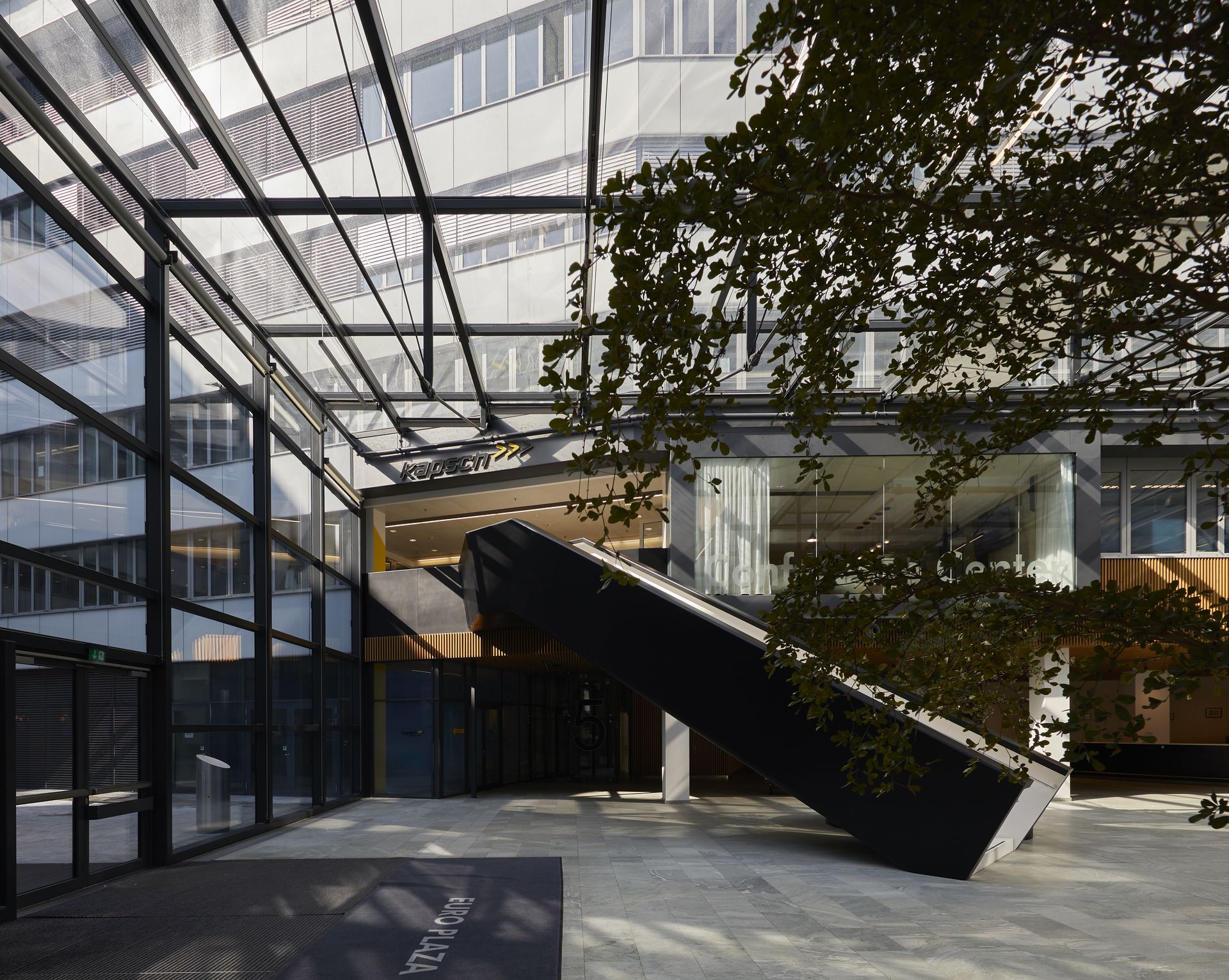 © @ Kapsch TrafficCom Wien Headquarter Europlaza Lobby Treppenaufgang (side view)
