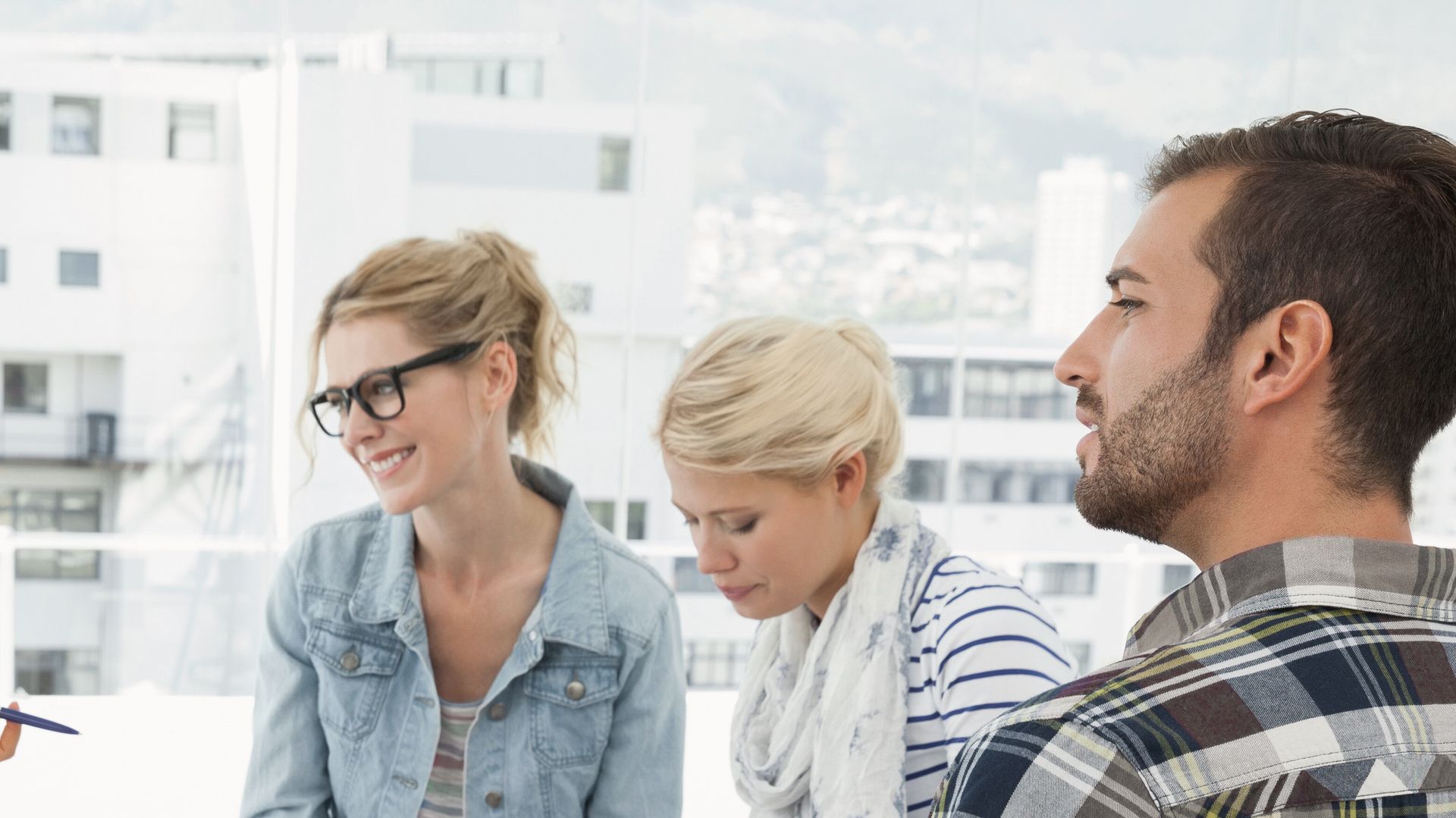 Eine Gruppe von Menschen, die im Freien über Karrieremöglichkeiten bei Kapsch TrafficCom in Österreich diskutieren.