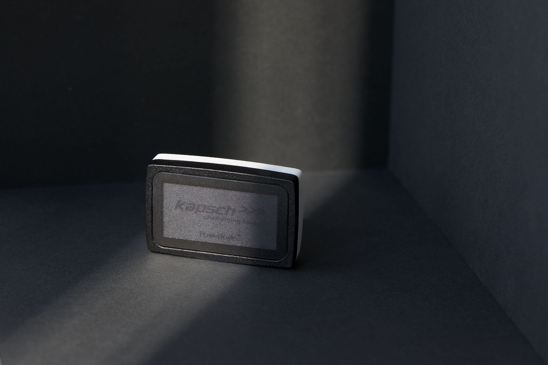 Rechteckiges silbernes Objekt in einer Ecke.