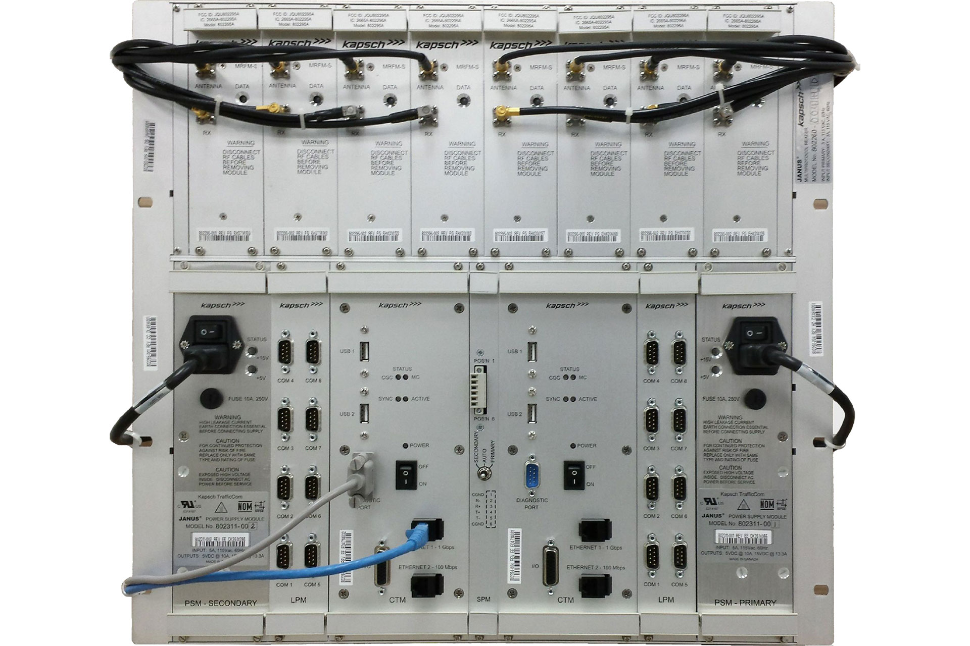 Rückansicht einer Maschine mit Drähten und Kabeln