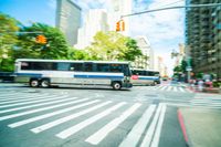 Bus fährt auf einer Straße
