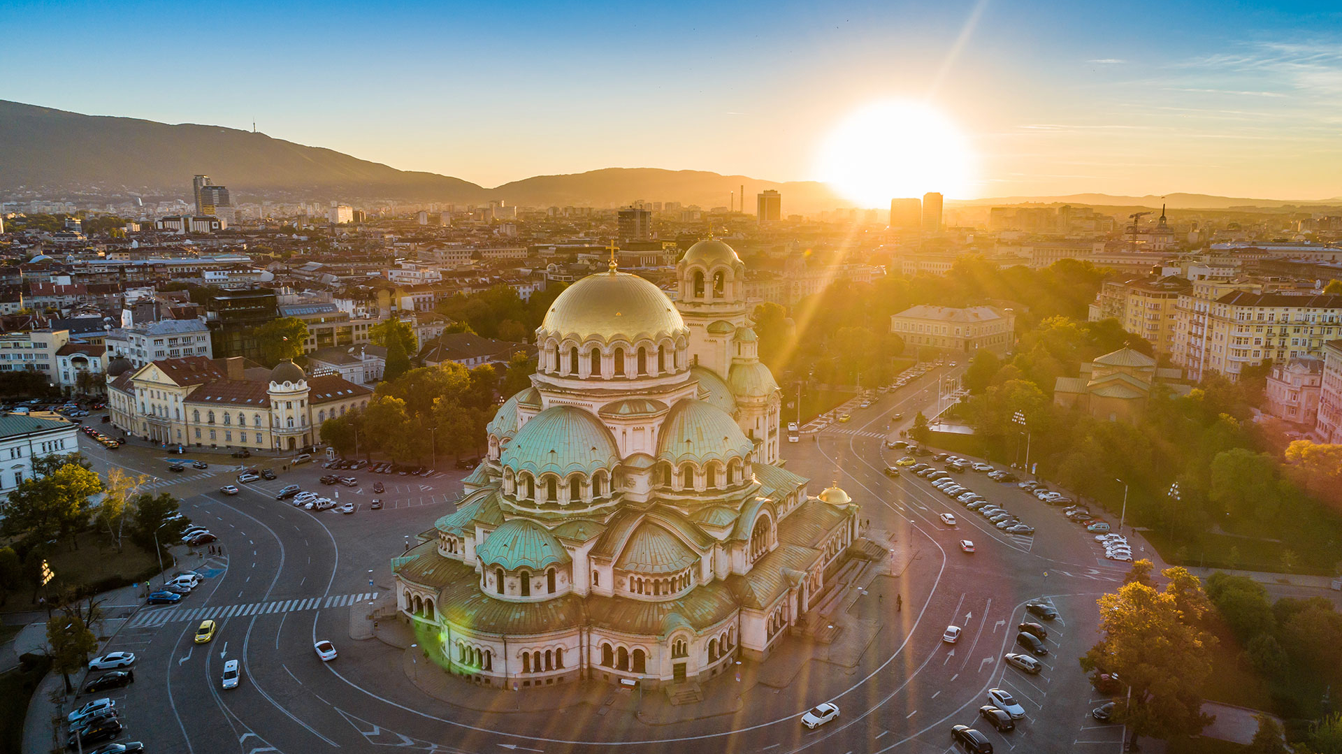 Ein großes Gebäude mit einem kreisförmigen Kreisverkehr und Autos in der Mitte.
