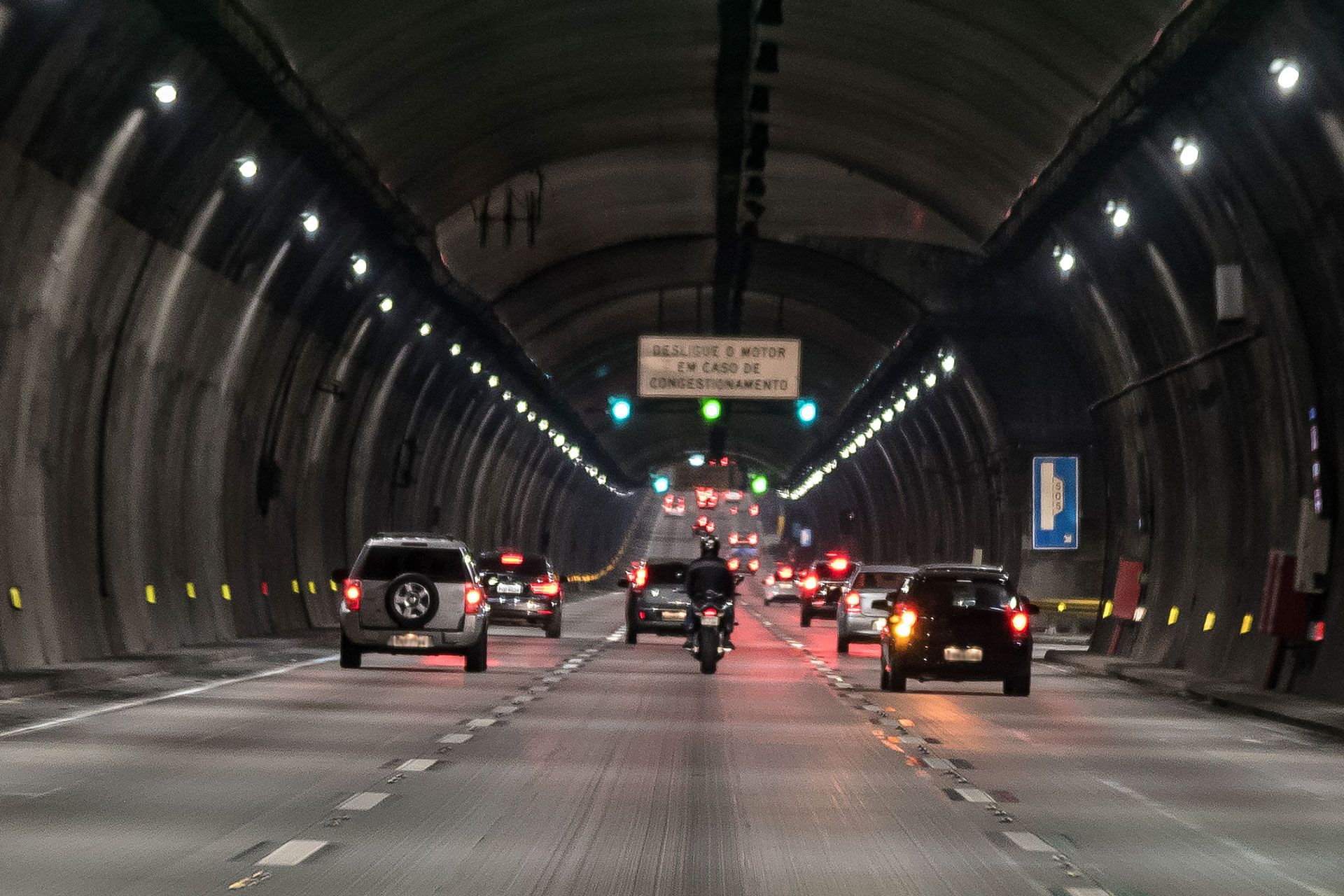 Eine Gruppe von Autos fährt durch einen Tunnel.