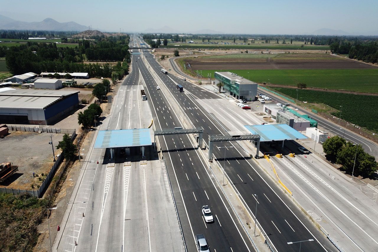Autobahn mit Autos darauf