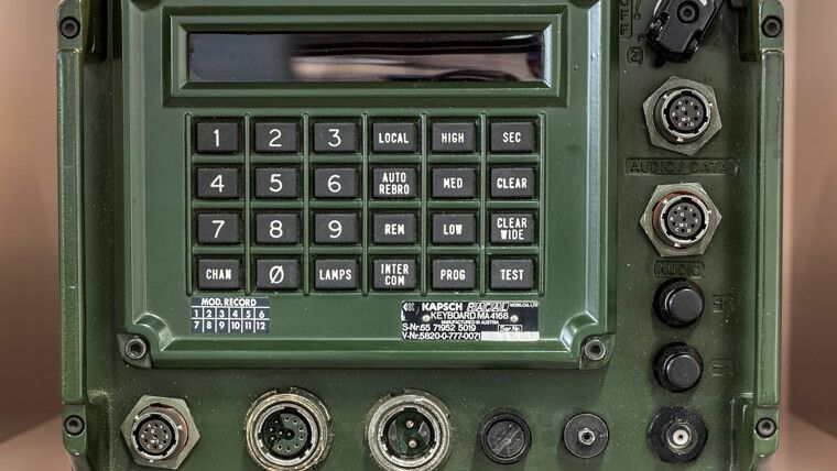 Nahaufnahme eines Maschinenbedienfelds mit elektronischen Komponenten.