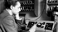 Un hombre trabajando en una máquina en un entorno industrial, representando la innovación tecnológica de Kapsch a lo largo de su historia.