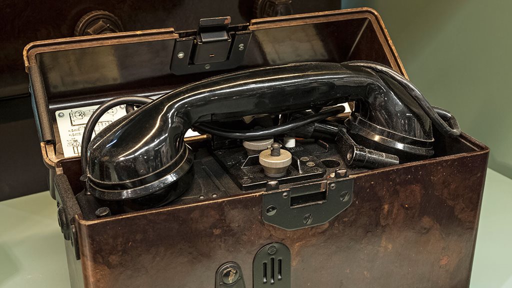 Teléfono antiguo en una caja, parte de la historia de la telefonía de Kapsch.