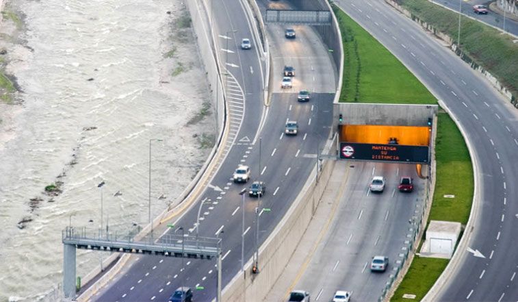 Autobahn mit fahrenden Autos