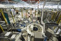 Große Industriefabrik mit vielen Maschinen