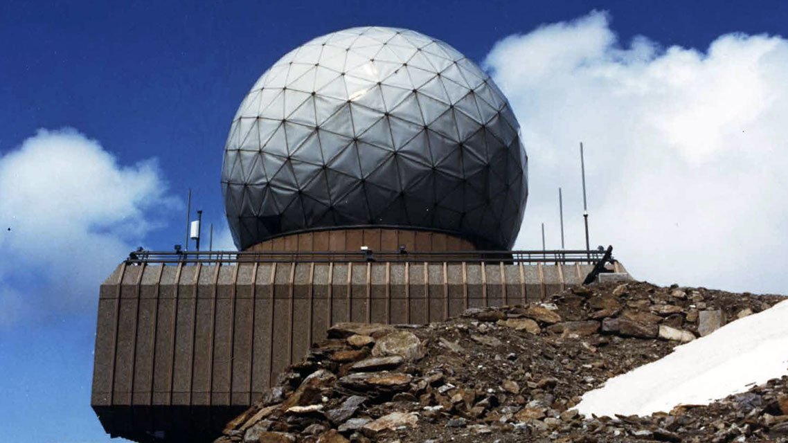 Una gran cúpula de observatorio sobre un edificio destacado en la historia de Kapsch.