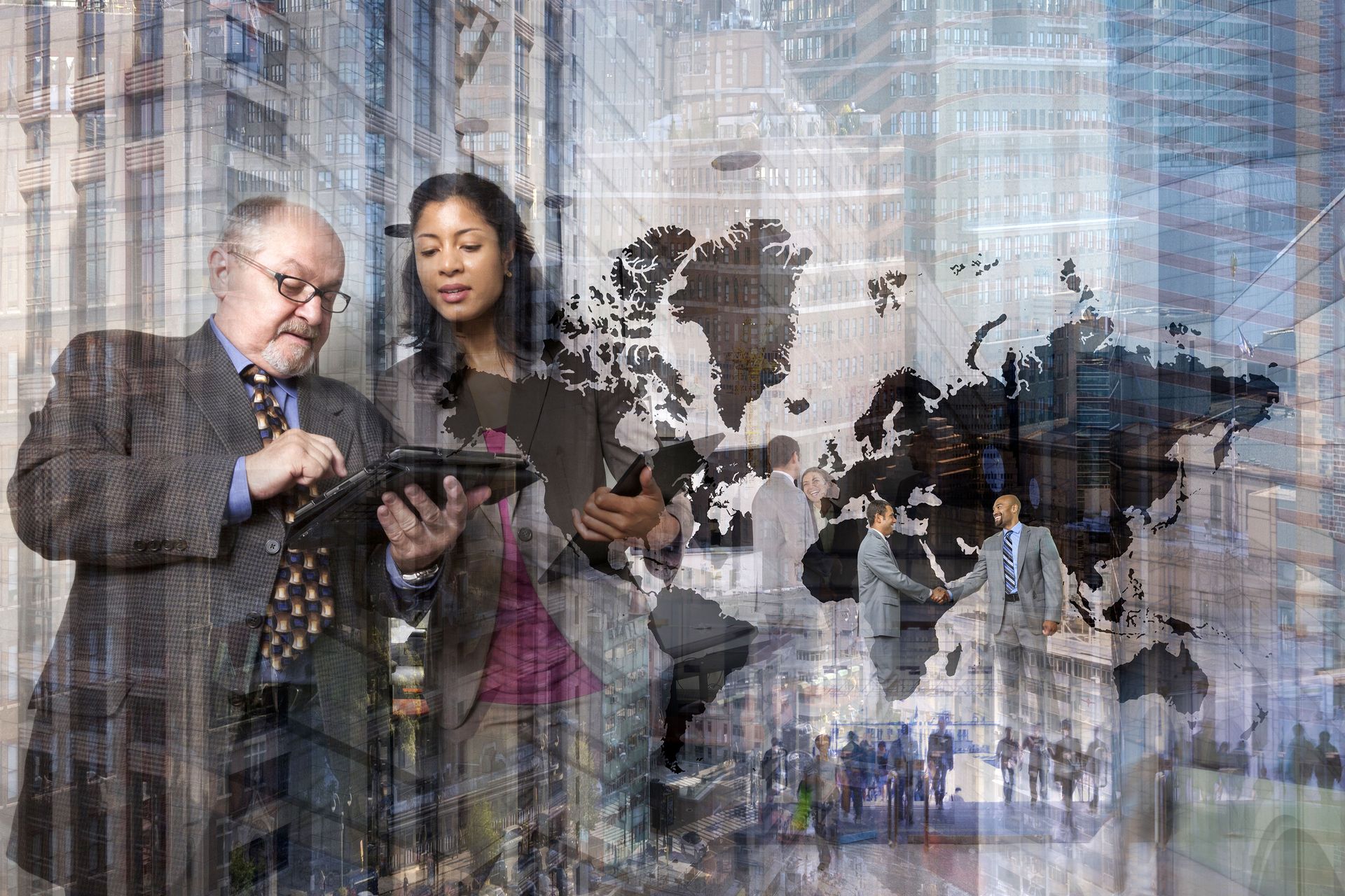 Ein Mann und eine Frau betrachten ein Tablet.