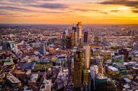 Stadtansicht mit vielen hohen Gebäuden bei Sonnenuntergang.
