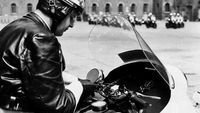 Un hombre con chaqueta de cuero montando una motocicleta, representando la historia de Kapsch como pionero en tecnología desde el siglo XIX.