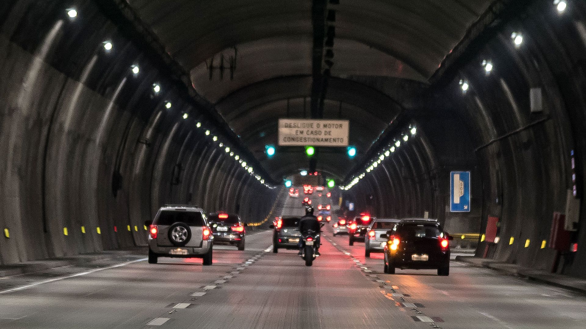 A group of cars driving through a tunnel as part of Kapsch's integrated bridge and tunnel management solution.