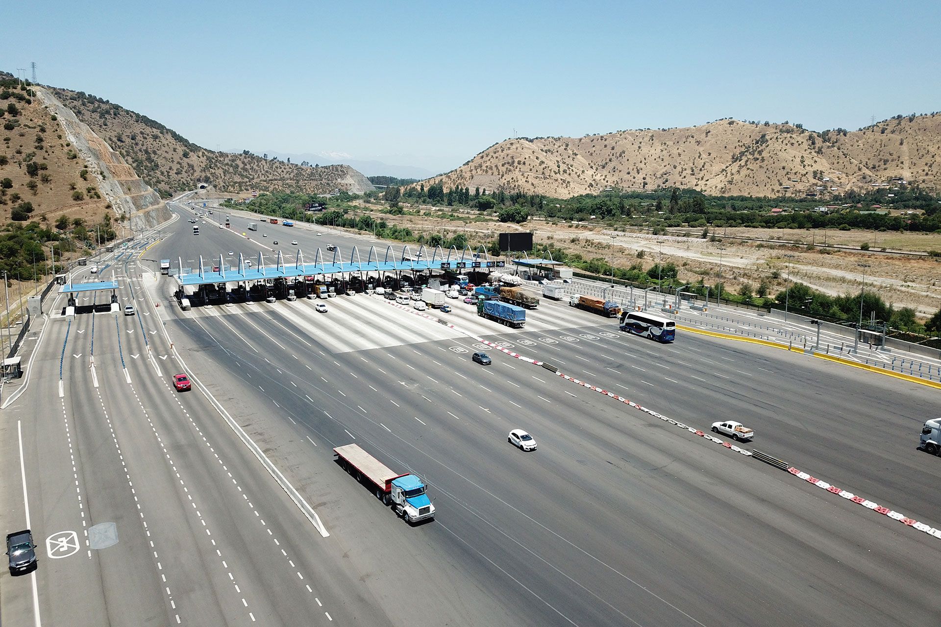 Autobahn mit Autos und einer Brücke im Freien.