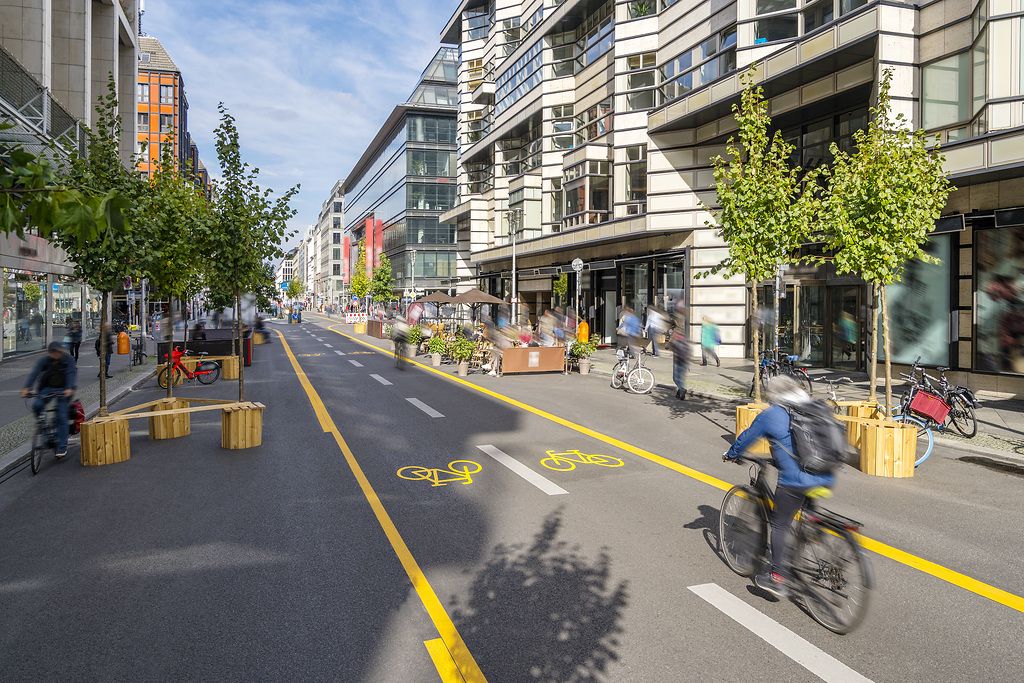 Fahrradweg mit Fußgängern darauf