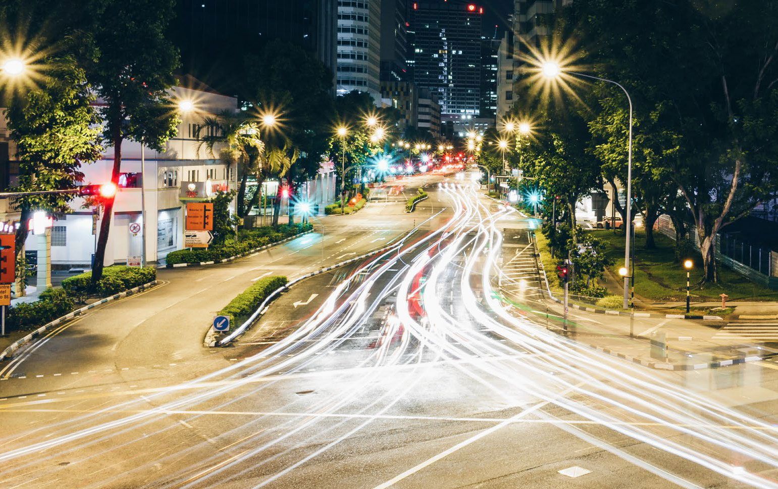 Straße mit beleuchteten Straßenlaternen bei Nacht