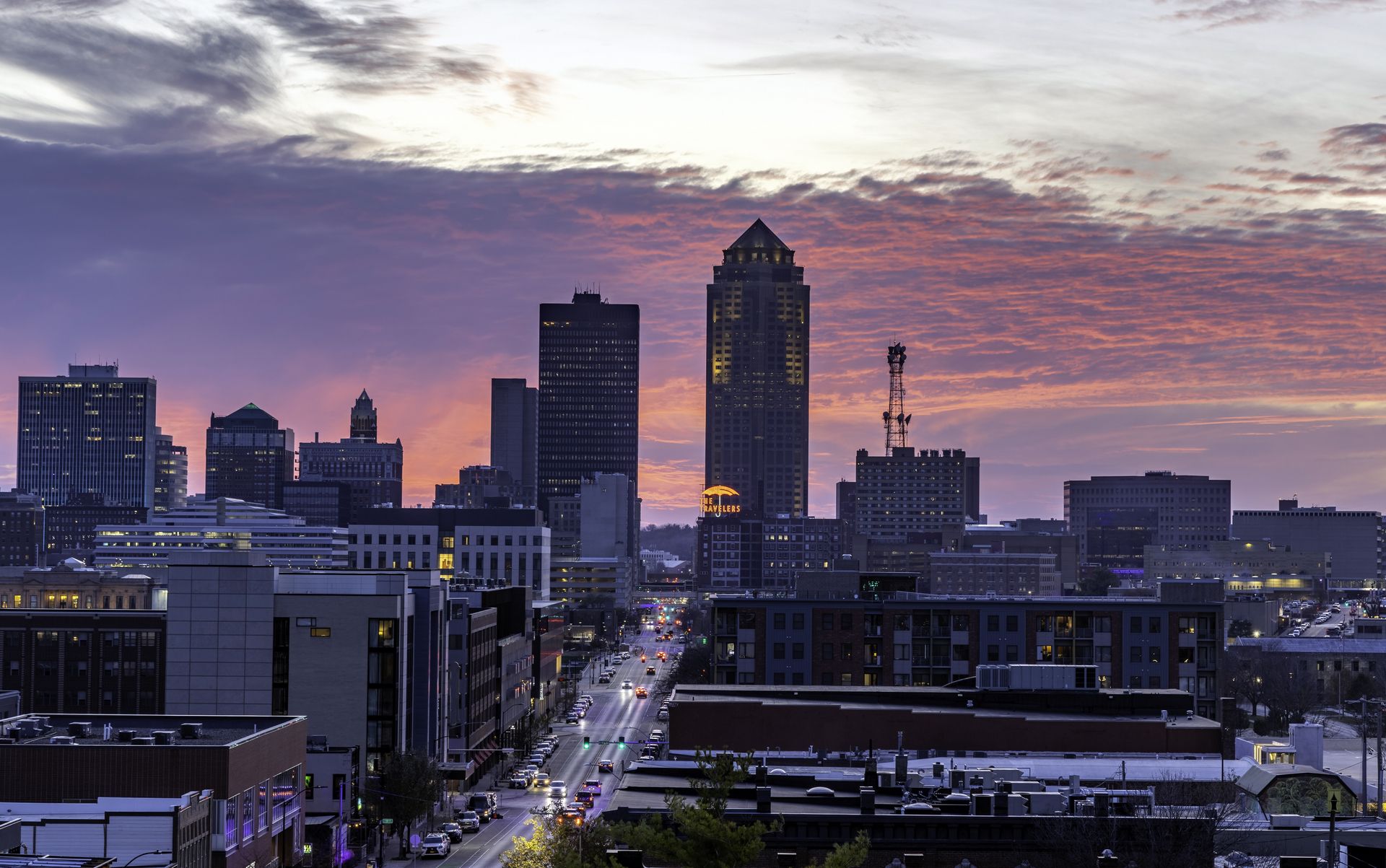 Stadtansicht mit Straße und Gebäuden bei Sonnenuntergang
