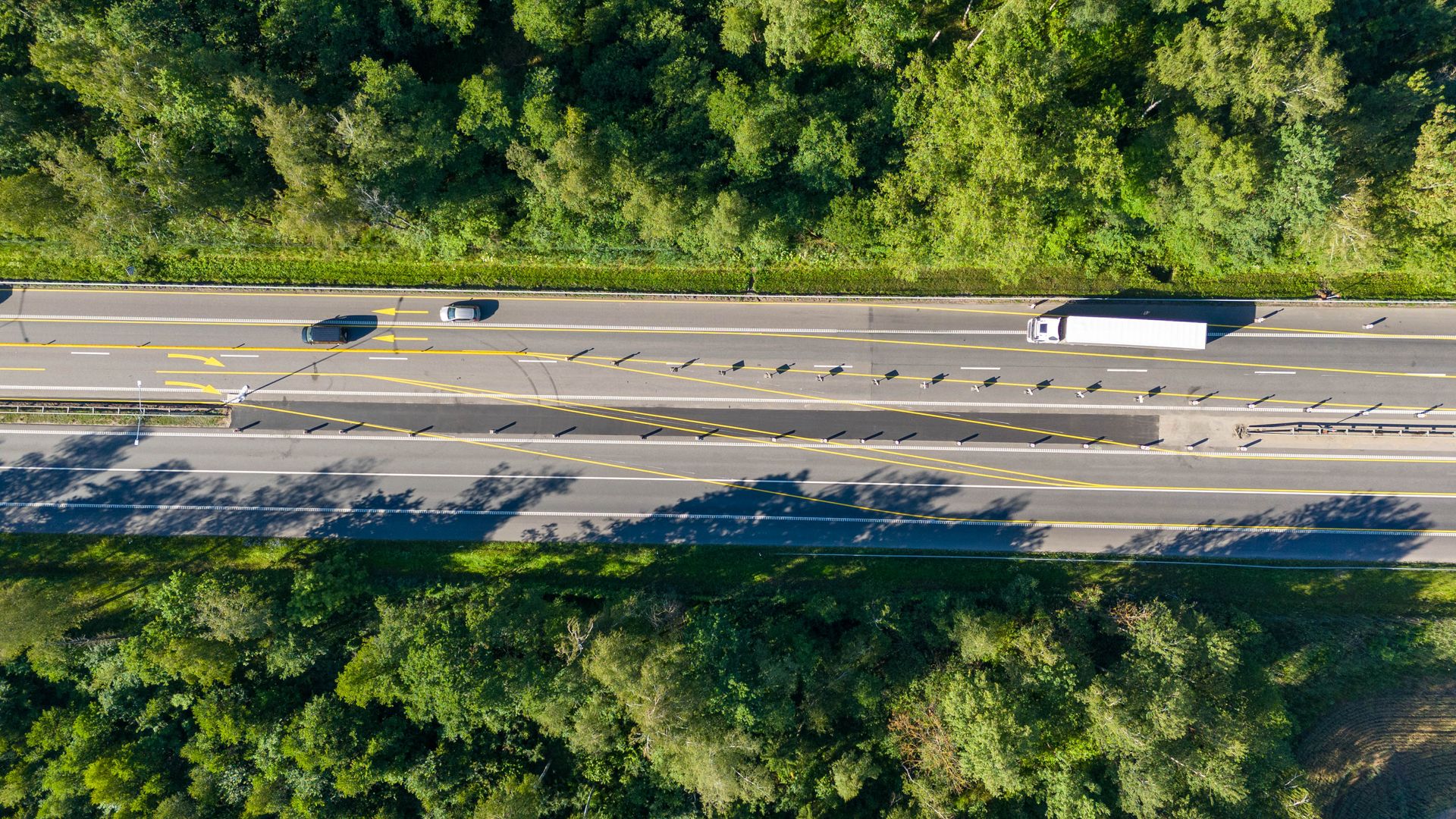 Straße mit Autos darauf