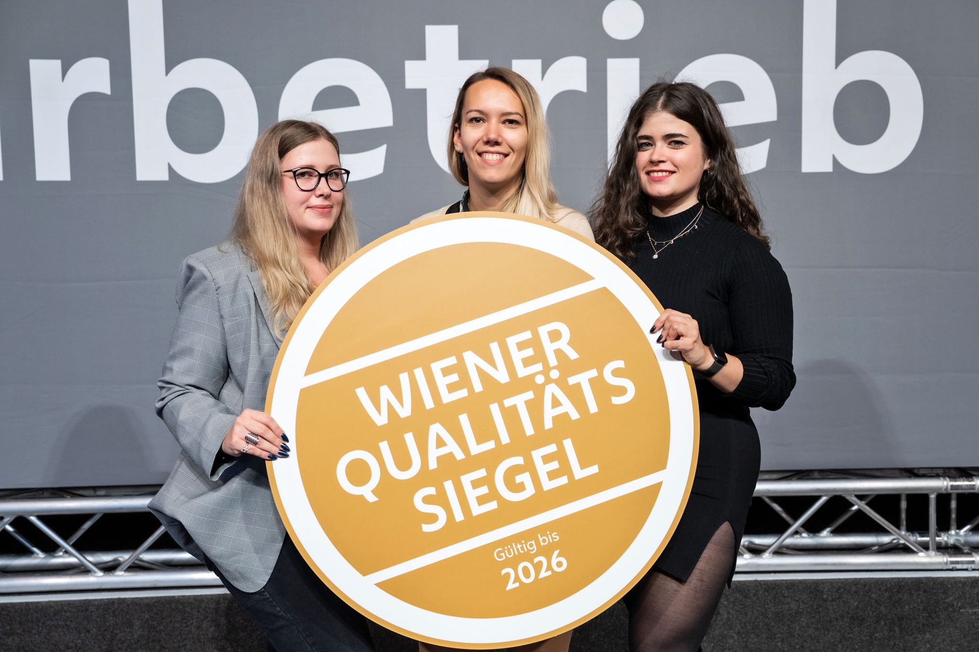 Eine Gruppe von Frauen hält ein Schild.
