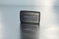 Schwarzes rechteckiges Objekt mit Text darauf.