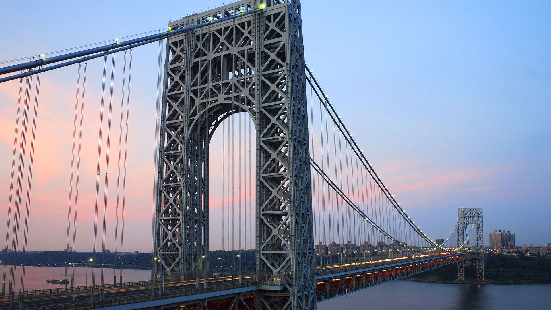 George Washington Bridge mit großem Bogen über einem Gewässer.